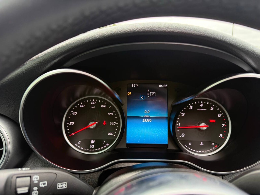 Mercedes-Benz GLC Vehicle Full-screen Gallery Image 29