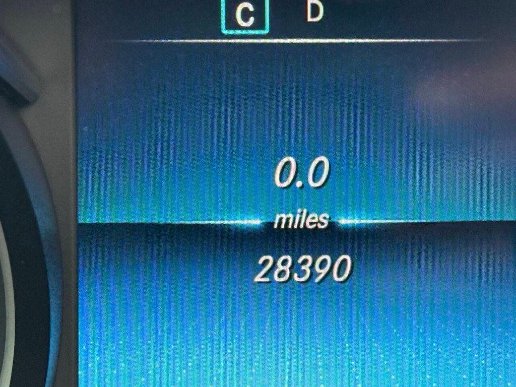 Mercedes-Benz GLC Vehicle Full-screen Gallery Image 30