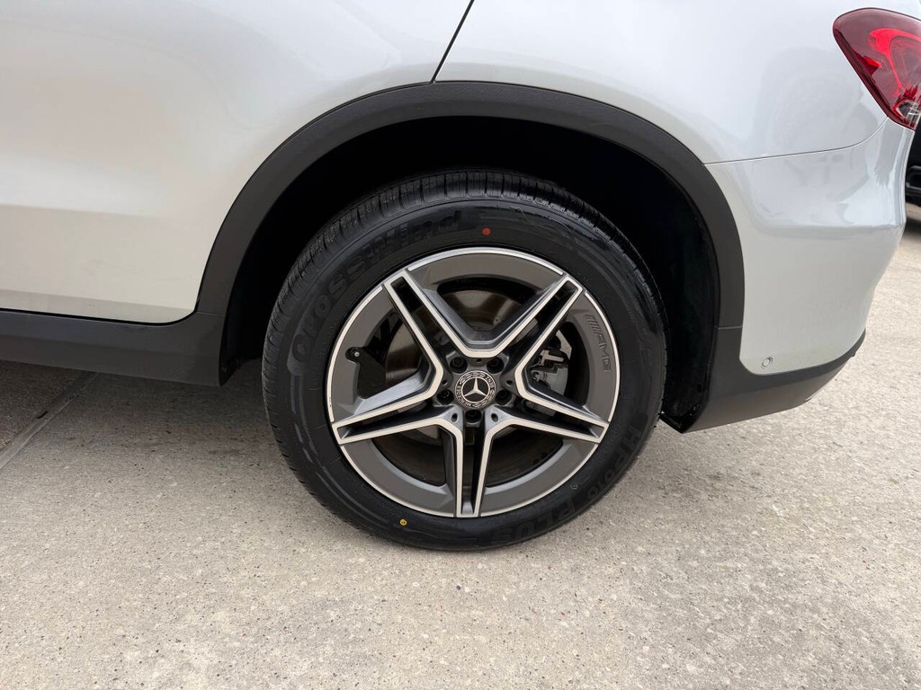 Mercedes-Benz GLC Vehicle Full-screen Gallery Image 33