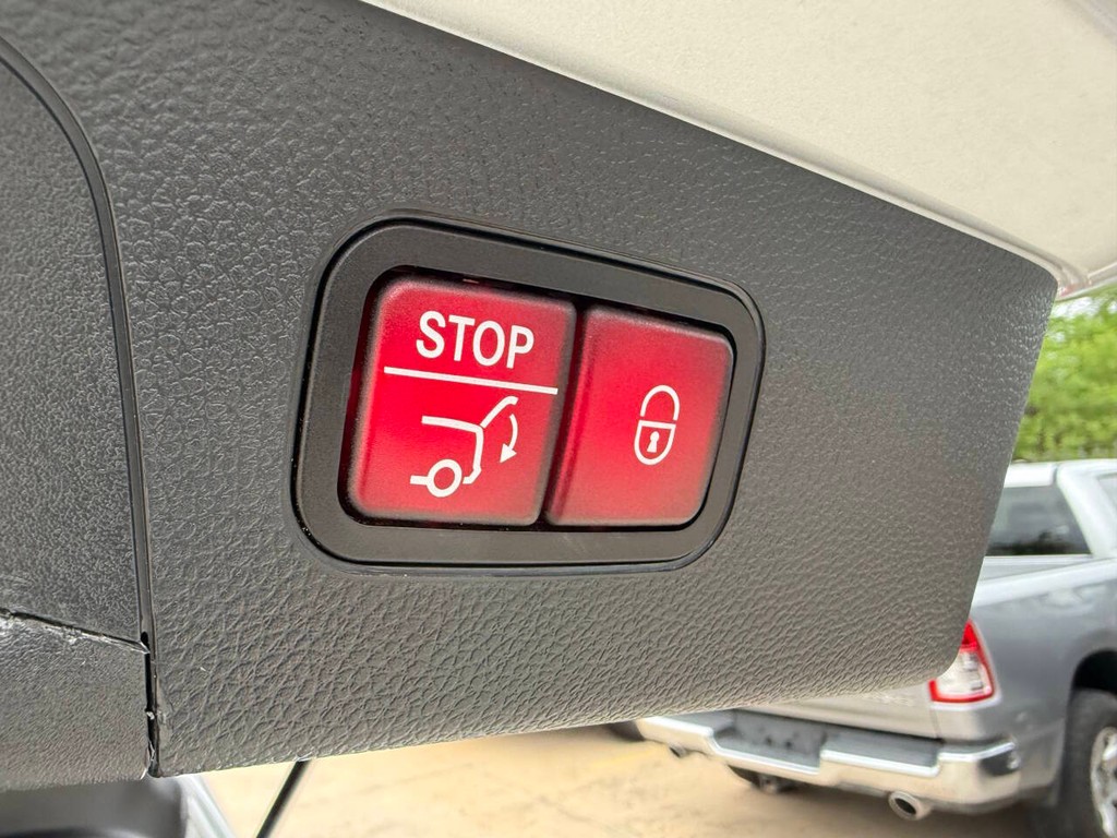 Mercedes-Benz GLC Vehicle Full-screen Gallery Image 35