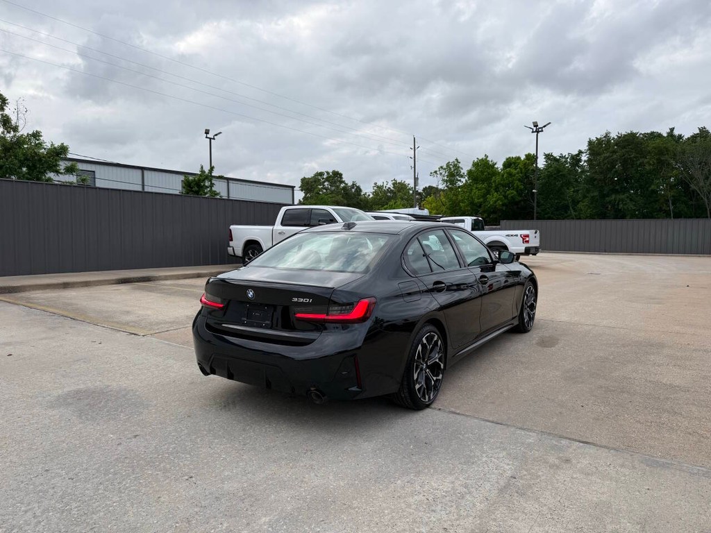 BMW 3 Series Vehicle Full-screen Gallery Image 05