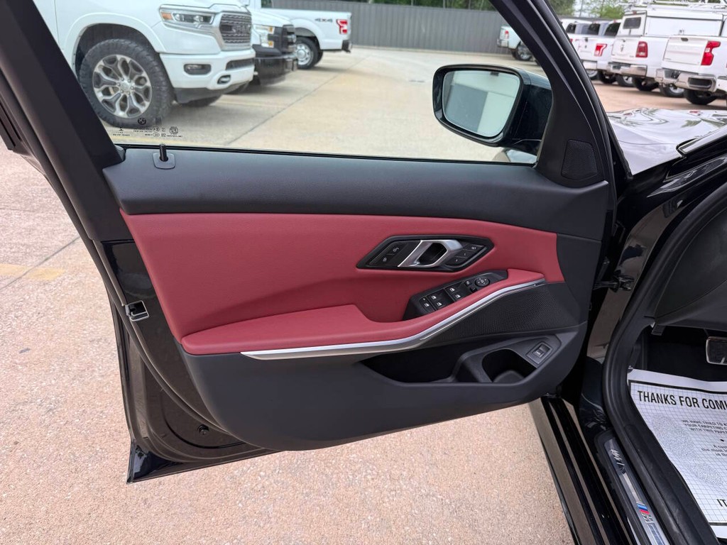 BMW 3 Series Vehicle Full-screen Gallery Image 08