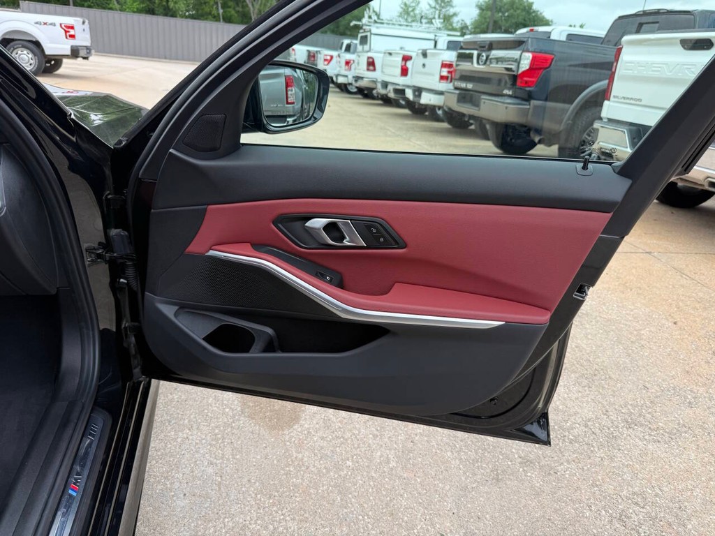 BMW 3 Series Vehicle Full-screen Gallery Image 11