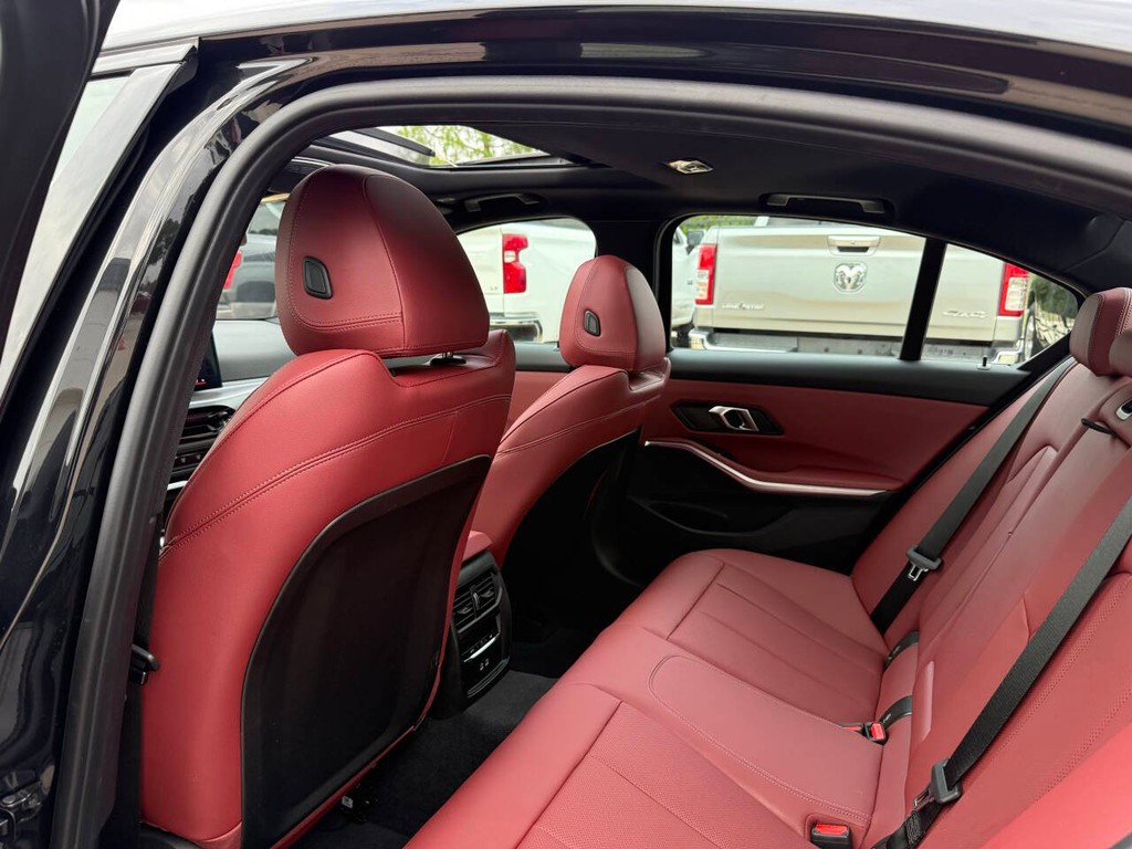 BMW 3 Series Vehicle Full-screen Gallery Image 12