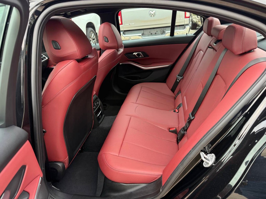 BMW 3 Series Vehicle Full-screen Gallery Image 13