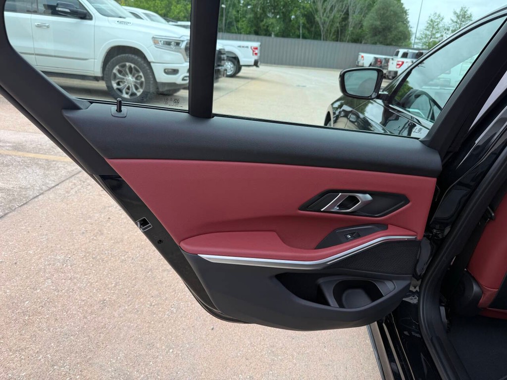 BMW 3 Series Vehicle Full-screen Gallery Image 14