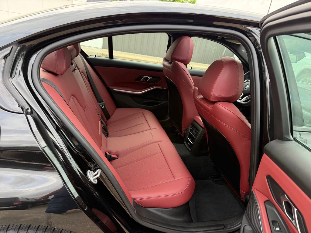 BMW 3 Series Vehicle Full-screen Gallery Image 15