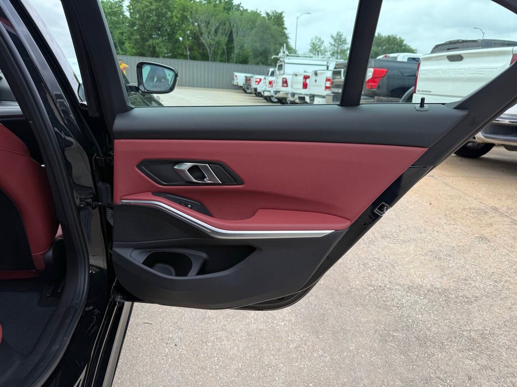 BMW 3 Series Vehicle Full-screen Gallery Image 16