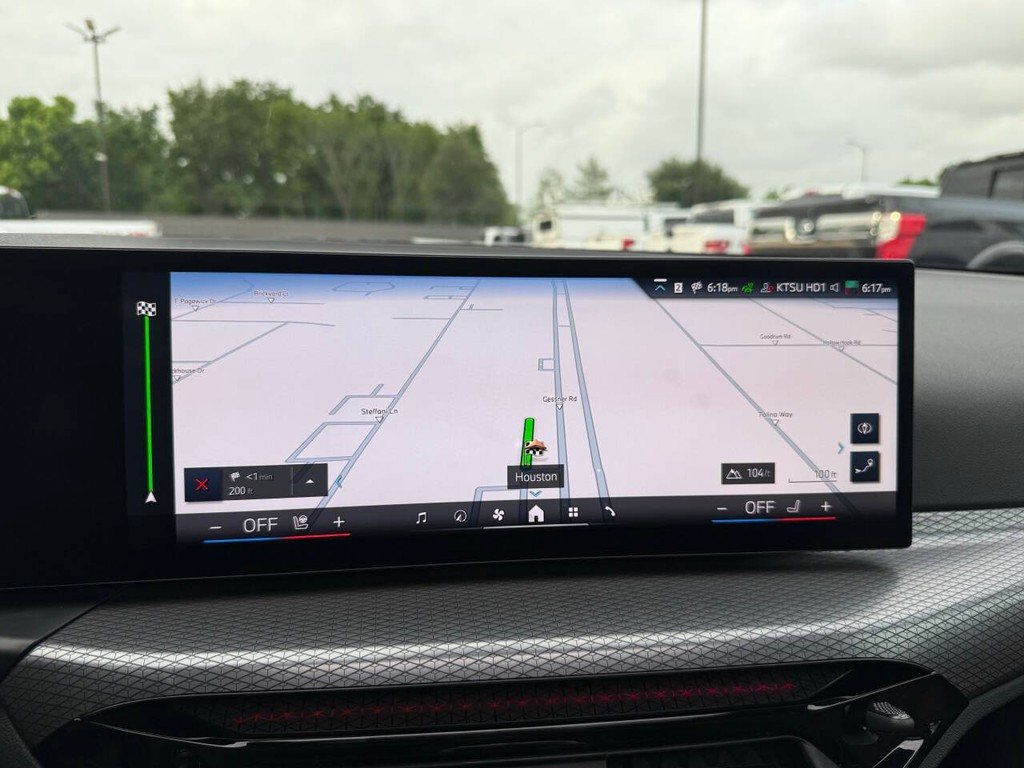 BMW 3 Series Vehicle Full-screen Gallery Image 21