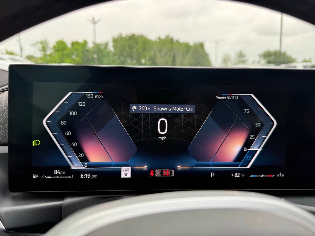 BMW 3 Series Vehicle Full-screen Gallery Image 23