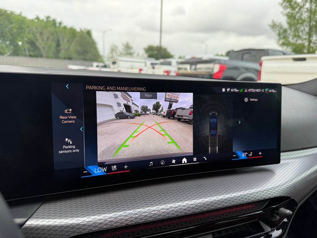 BMW 3 Series Vehicle Full-screen Gallery Image 24