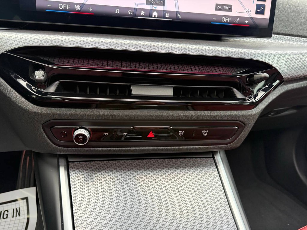 BMW 3 Series Vehicle Full-screen Gallery Image 25