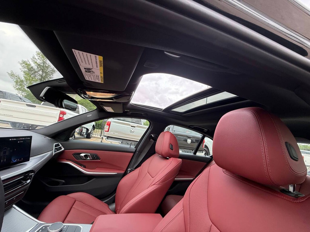 BMW 3 Series Vehicle Full-screen Gallery Image 27