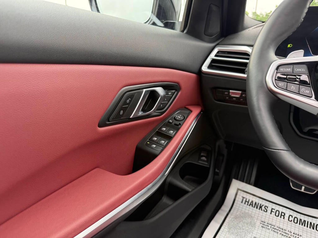 BMW 3 Series Vehicle Full-screen Gallery Image 28