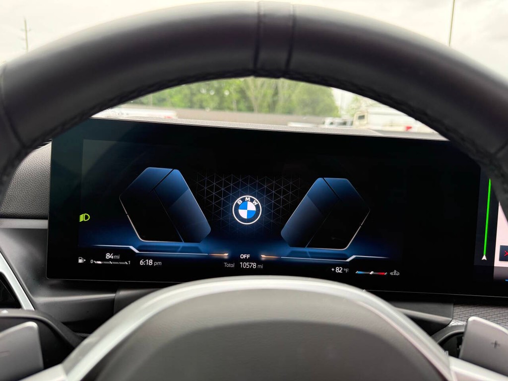 BMW 3 Series Vehicle Full-screen Gallery Image 29