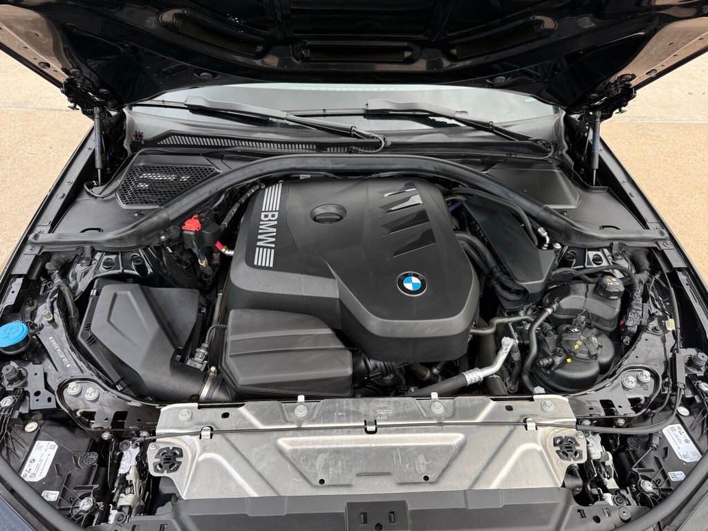 BMW 3 Series Vehicle Full-screen Gallery Image 32