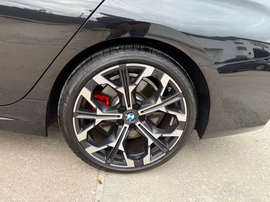 BMW 3 Series Vehicle Full-screen Gallery Image 33