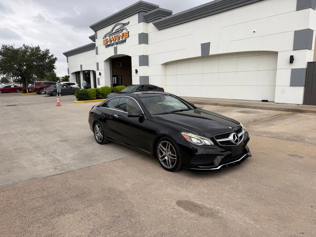 Mercedes-Benz E-Class Vehicle Full-screen Gallery Image 03