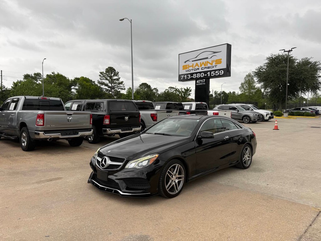 Mercedes-Benz E-Class Vehicle Full-screen Gallery Image 04