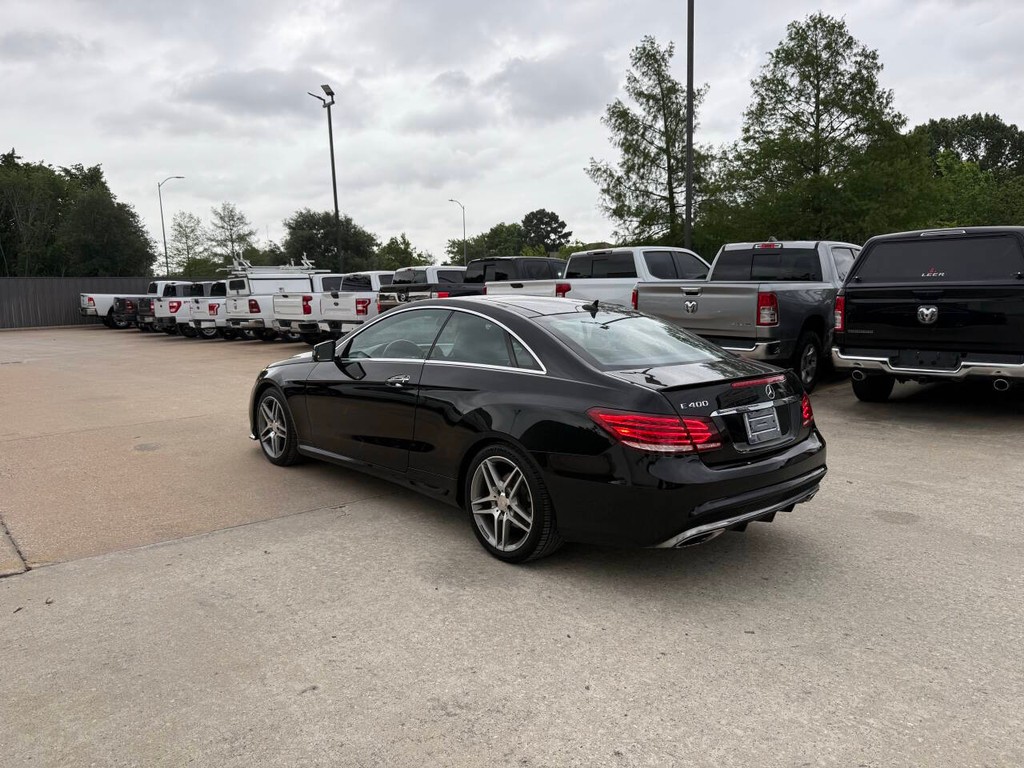 Mercedes-Benz E-Class Vehicle Full-screen Gallery Image 05
