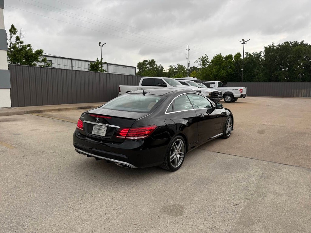 Mercedes-Benz E-Class Vehicle Full-screen Gallery Image 06