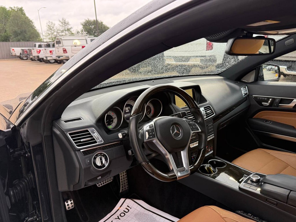 Mercedes-Benz E-Class Vehicle Full-screen Gallery Image 07