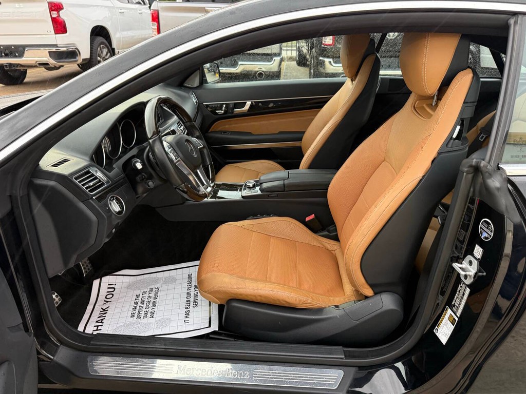 Mercedes-Benz E-Class Vehicle Full-screen Gallery Image 08