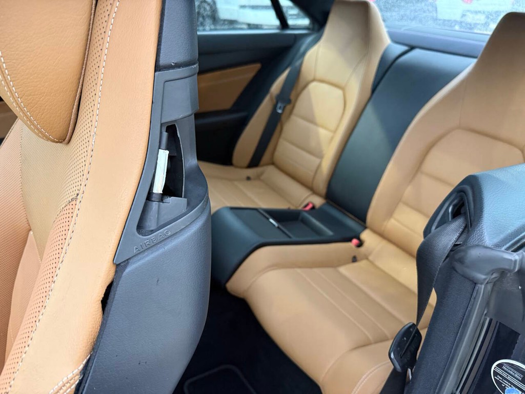 Mercedes-Benz E-Class Vehicle Full-screen Gallery Image 09