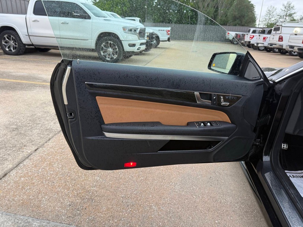 Mercedes-Benz E-Class Vehicle Full-screen Gallery Image 10