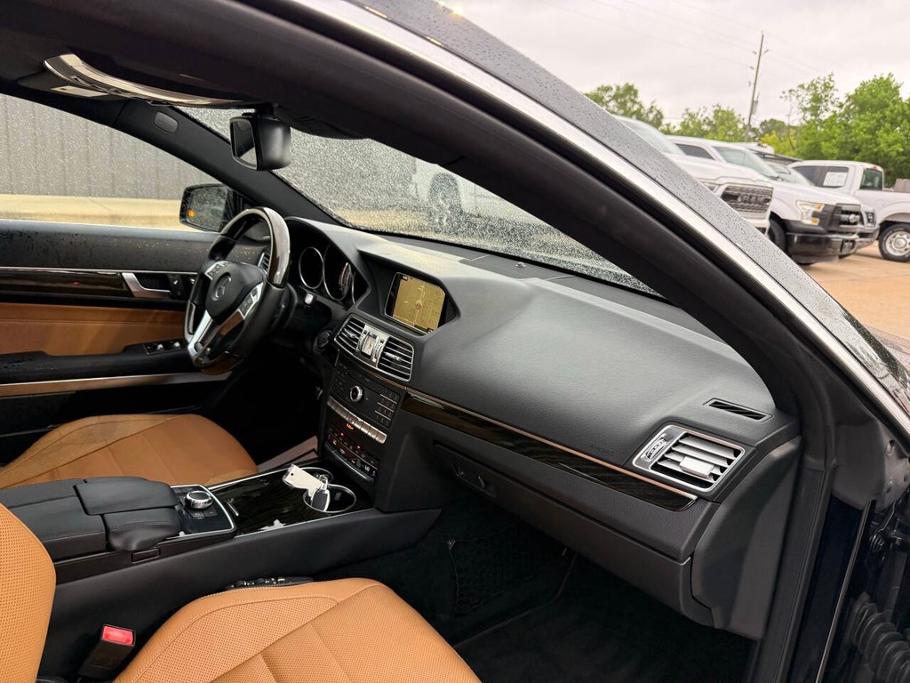 Mercedes-Benz E-Class Vehicle Full-screen Gallery Image 11