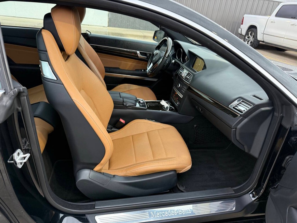 Mercedes-Benz E-Class Vehicle Full-screen Gallery Image 12