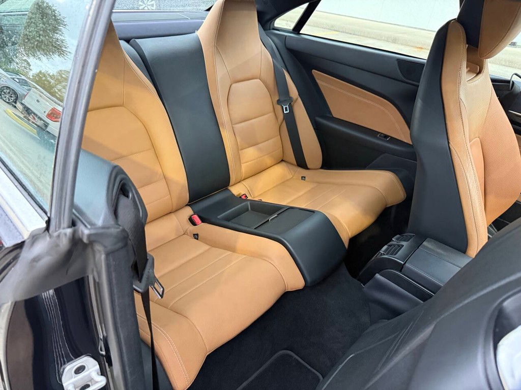 Mercedes-Benz E-Class Vehicle Full-screen Gallery Image 13