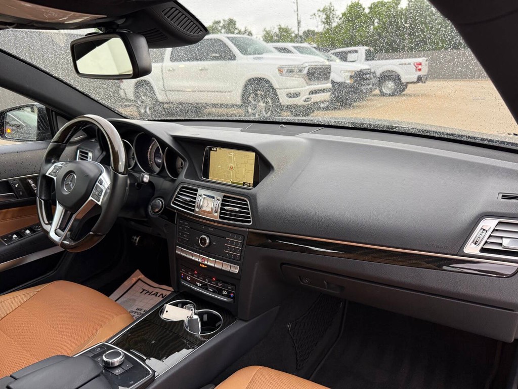 Mercedes-Benz E-Class Vehicle Full-screen Gallery Image 14