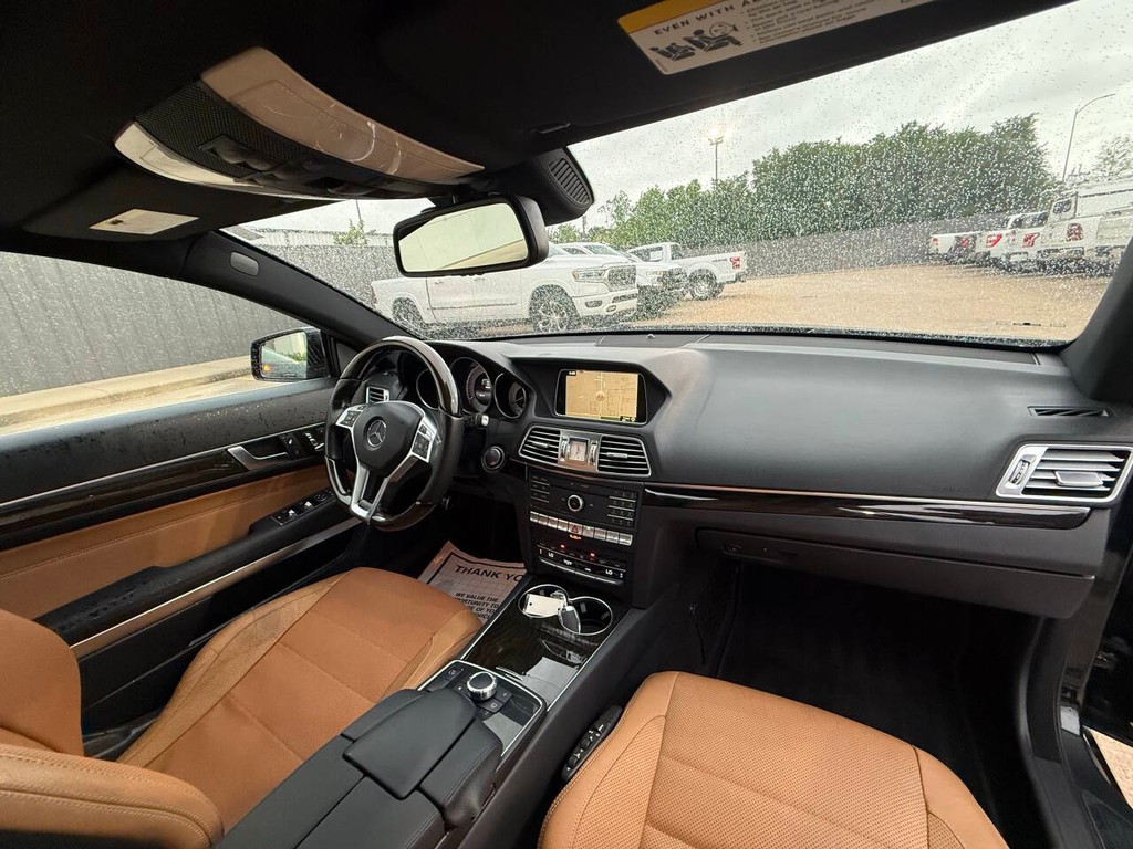 Mercedes-Benz E-Class Vehicle Full-screen Gallery Image 15