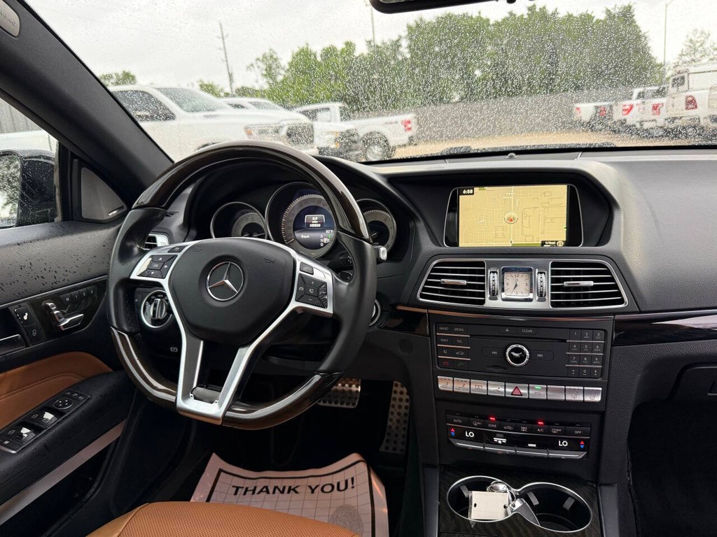 Mercedes-Benz E-Class Vehicle Full-screen Gallery Image 16