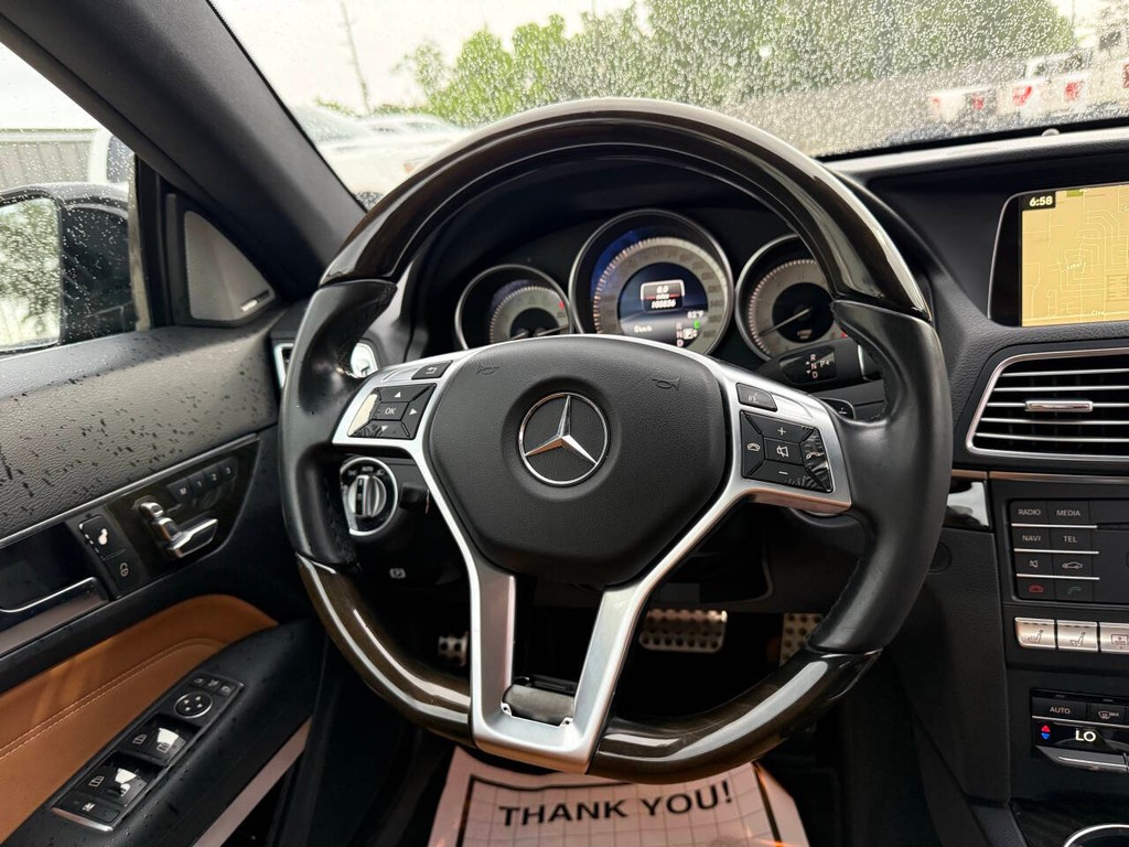 Mercedes-Benz E-Class Vehicle Full-screen Gallery Image 17