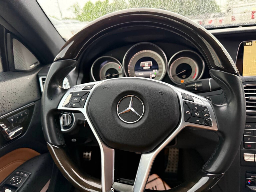 Mercedes-Benz E-Class Vehicle Full-screen Gallery Image 18