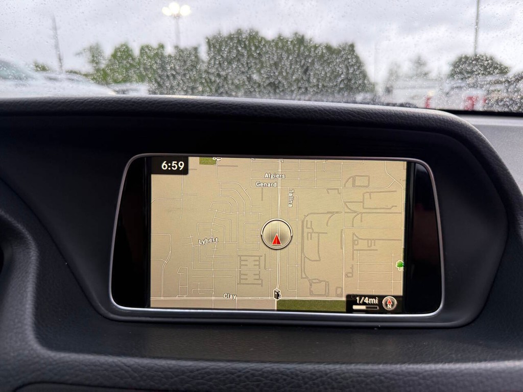 Mercedes-Benz E-Class Vehicle Full-screen Gallery Image 19