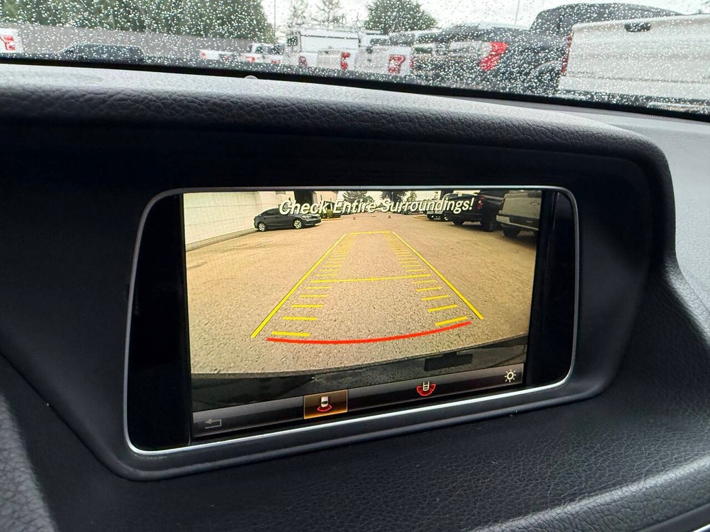 Mercedes-Benz E-Class Vehicle Full-screen Gallery Image 20