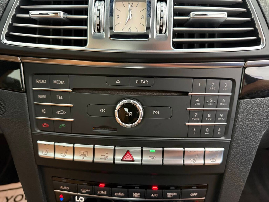 Mercedes-Benz E-Class Vehicle Full-screen Gallery Image 21