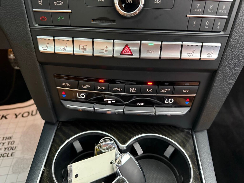 Mercedes-Benz E-Class Vehicle Full-screen Gallery Image 22