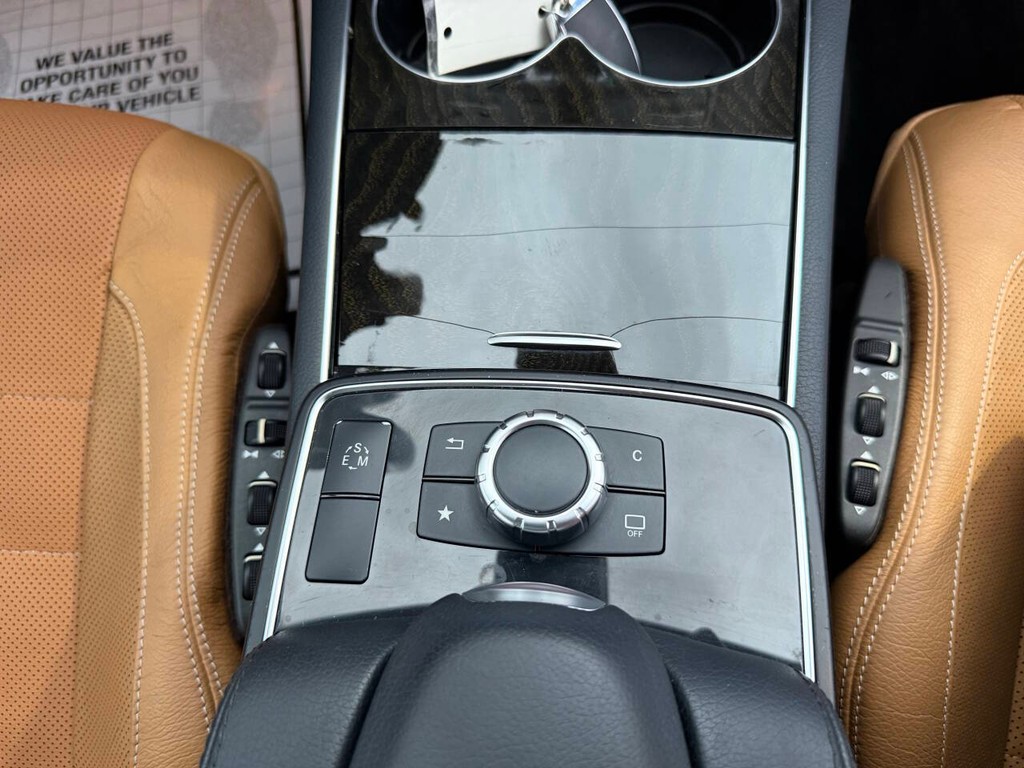 Mercedes-Benz E-Class Vehicle Full-screen Gallery Image 23