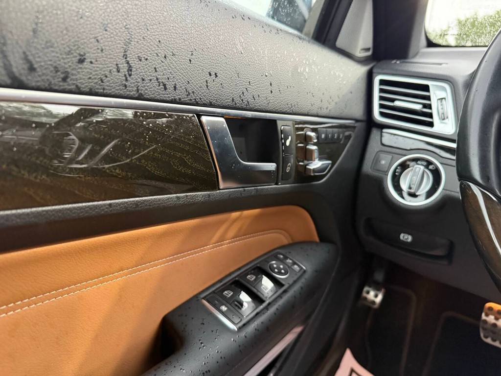 Mercedes-Benz E-Class Vehicle Full-screen Gallery Image 24