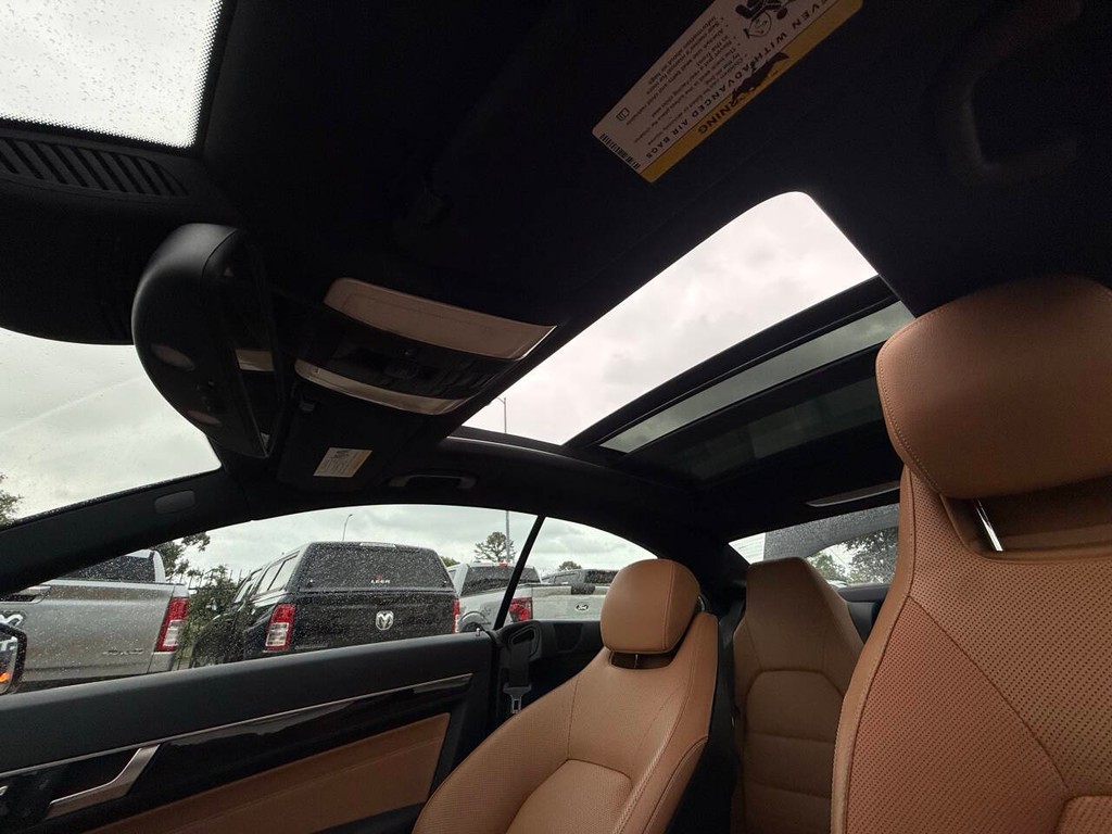 Mercedes-Benz E-Class Vehicle Full-screen Gallery Image 25