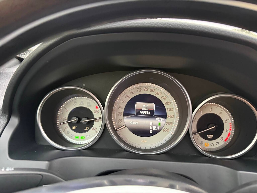 Mercedes-Benz E-Class Vehicle Full-screen Gallery Image 26