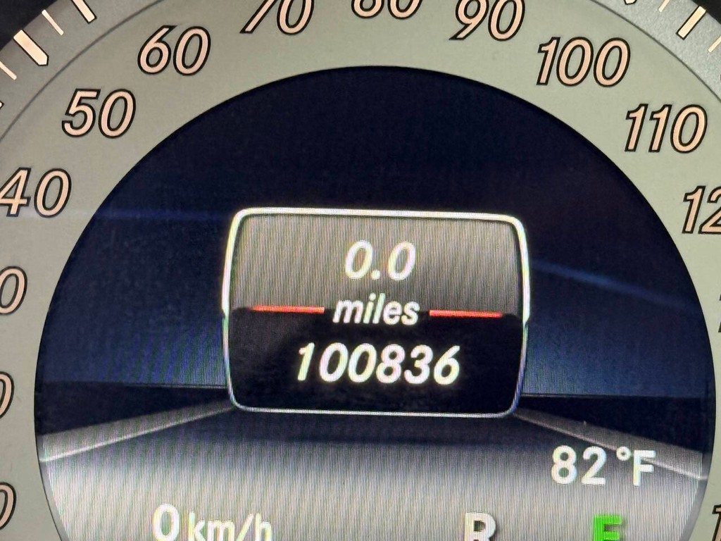 Mercedes-Benz E-Class Vehicle Full-screen Gallery Image 27