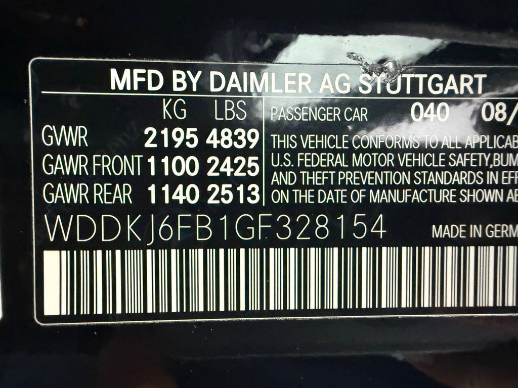 Mercedes-Benz E-Class Vehicle Full-screen Gallery Image 28