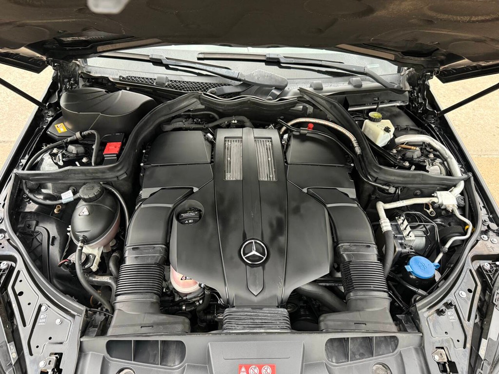 Mercedes-Benz E-Class Vehicle Full-screen Gallery Image 29