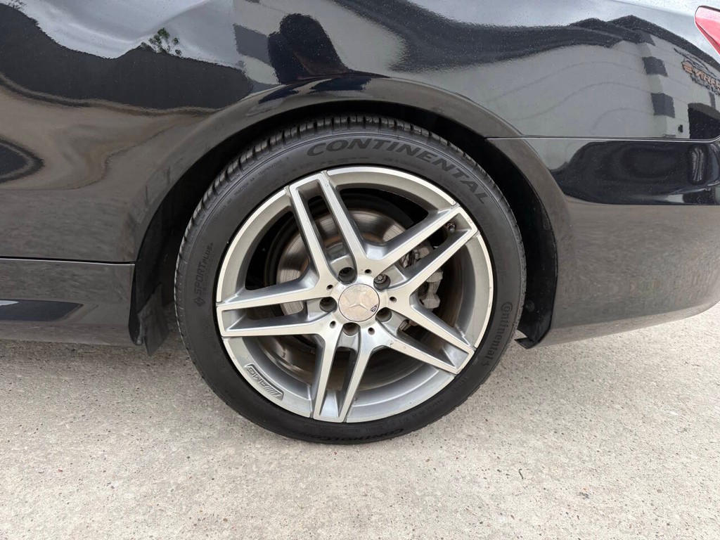 Mercedes-Benz E-Class Vehicle Full-screen Gallery Image 30