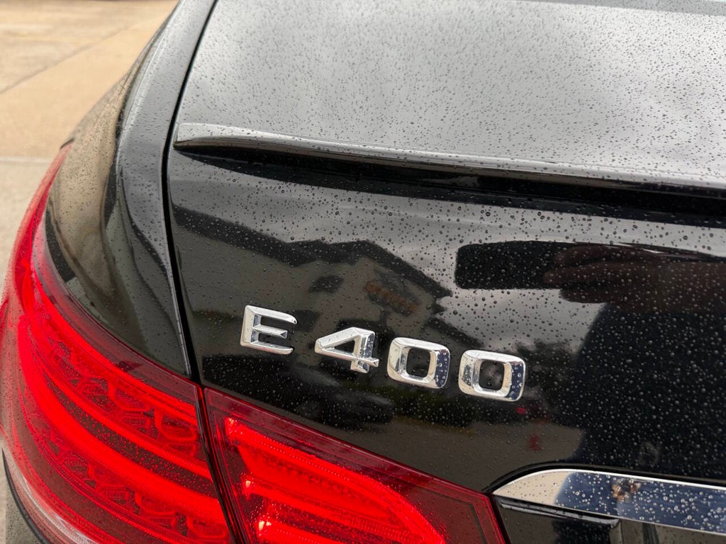 Mercedes-Benz E-Class Vehicle Full-screen Gallery Image 31